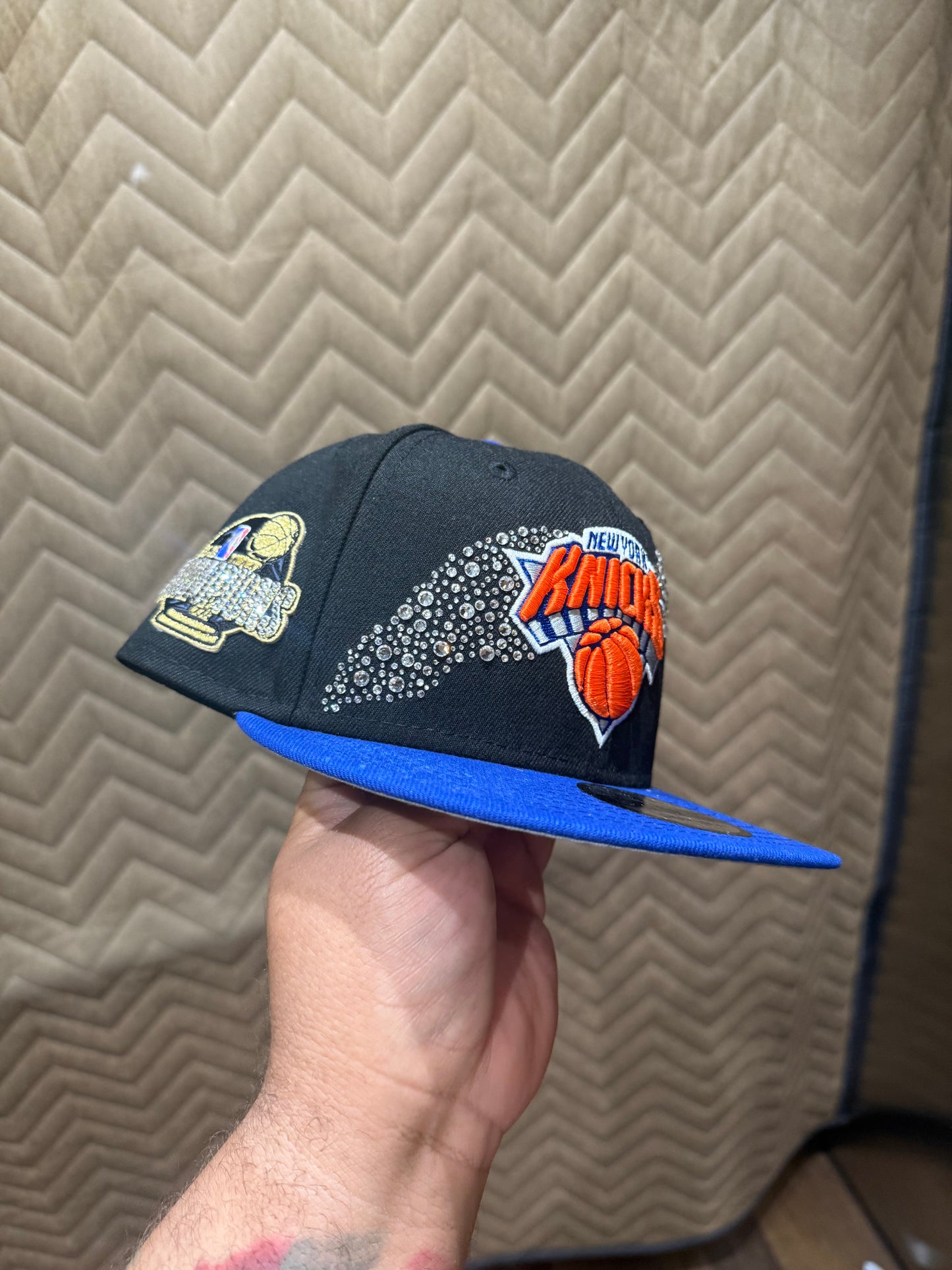 Knicks “VVS Meteor Showers All Swarovski” SnapBack Champions edition. Black