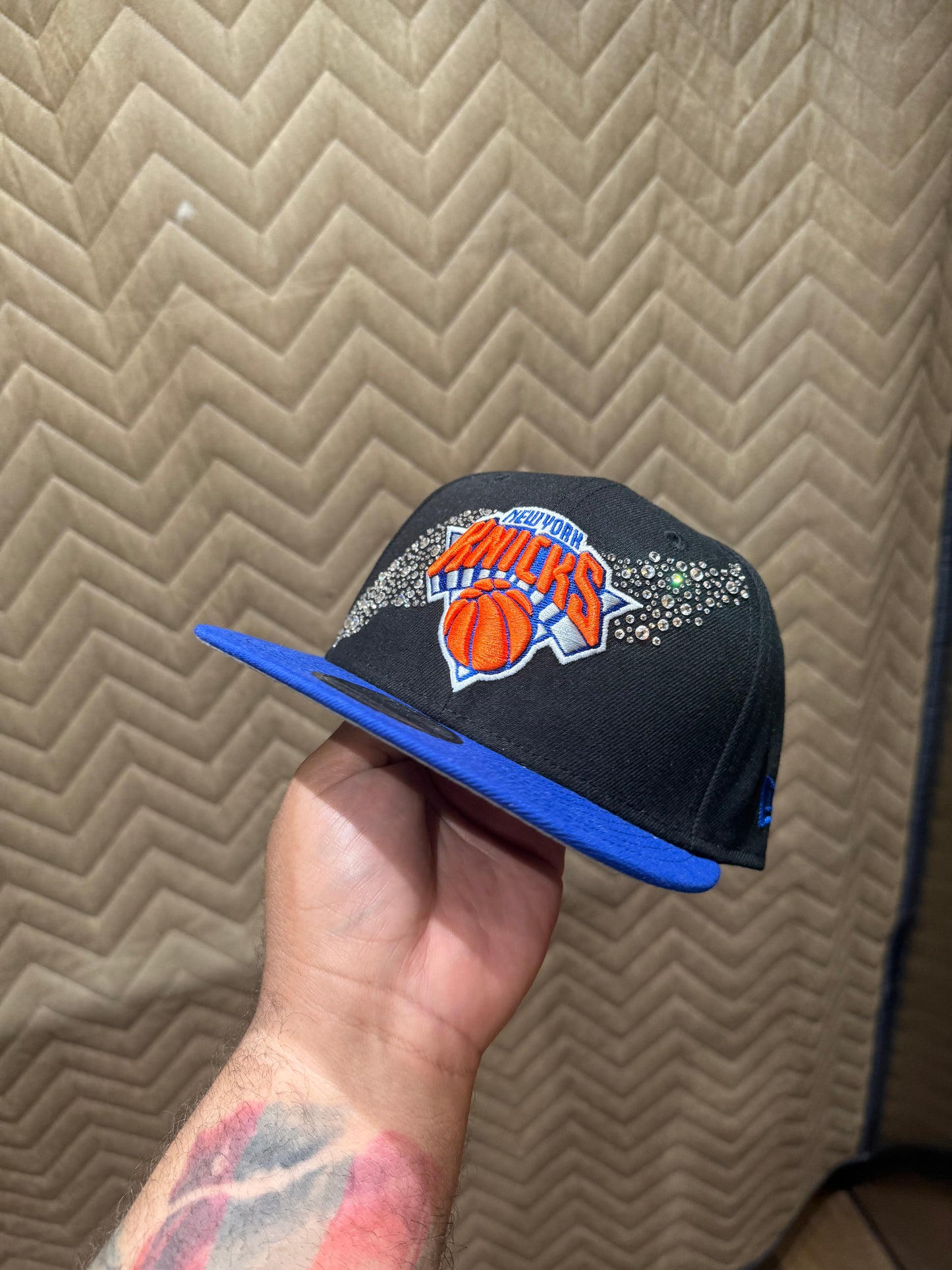 Knicks “VVS Meteor Showers All Swarovski” SnapBack Champions edition. Black